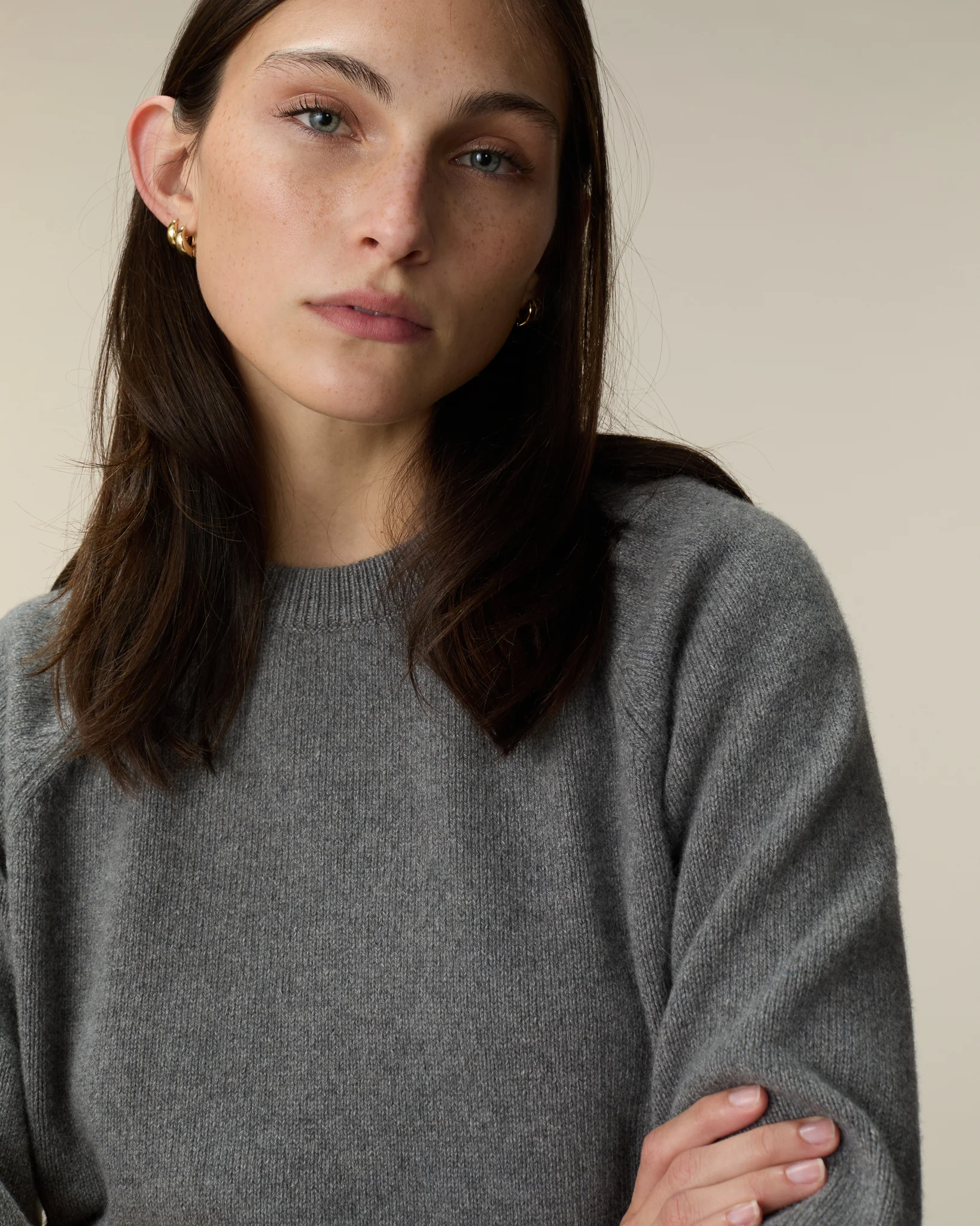 Women's cashmere crewneck sweater in Gray – Image 3