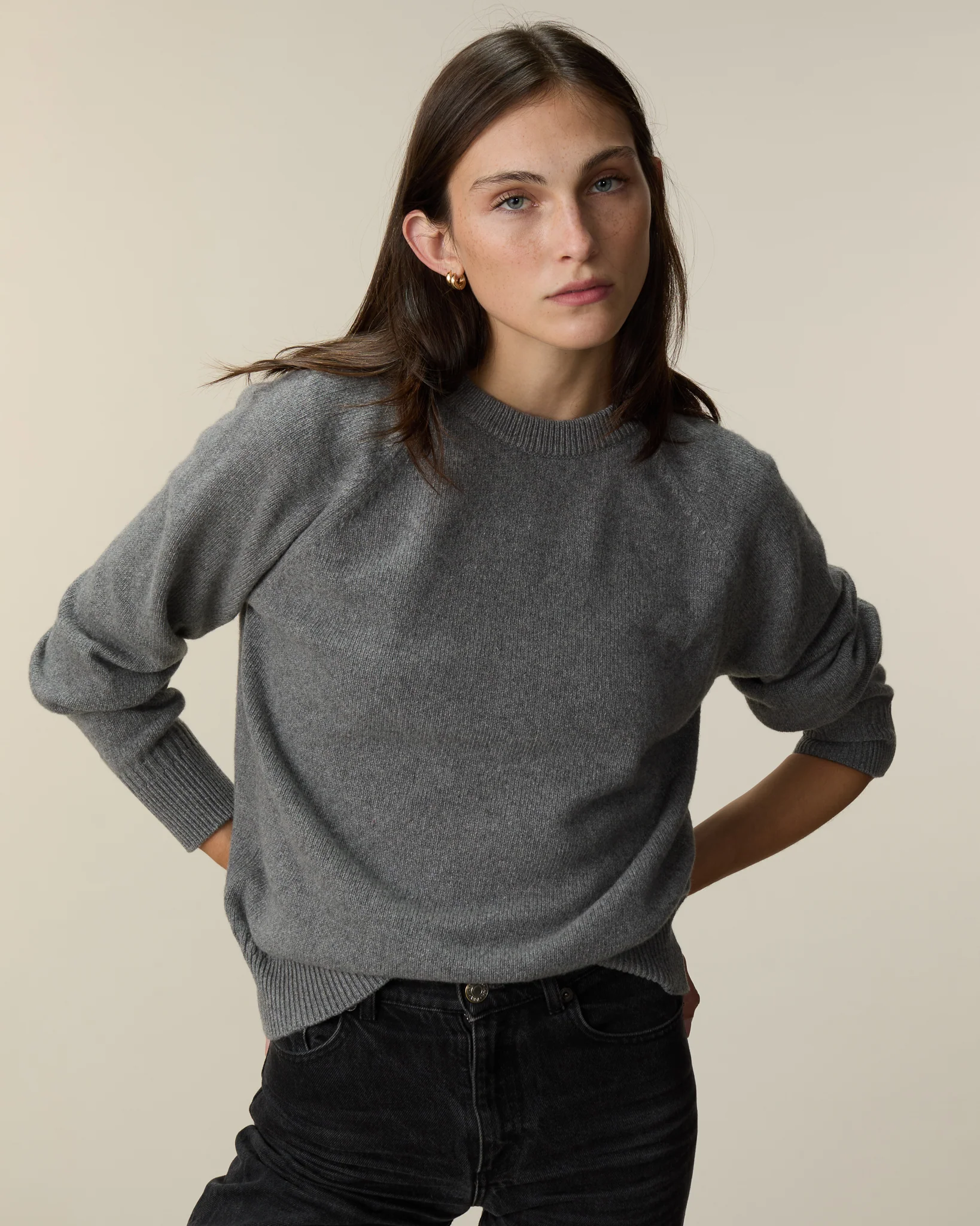 Women's cashmere crewneck sweater in Gray – Image 2