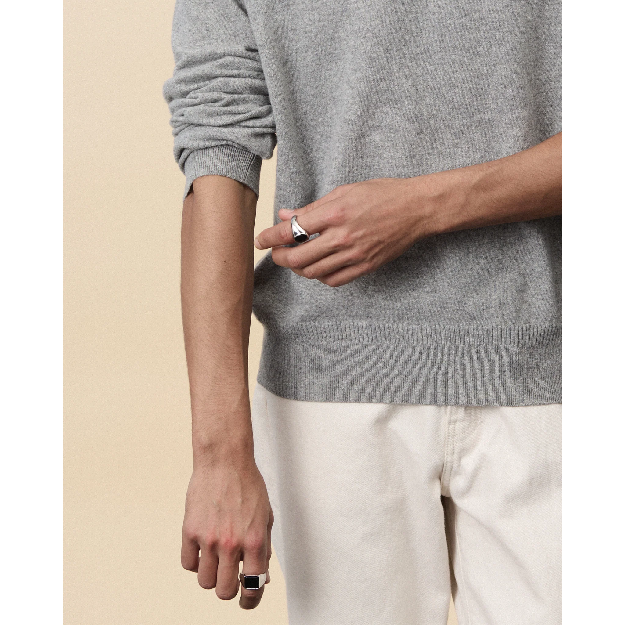 Light gray crewneck cashmere sweater for men – Image 3