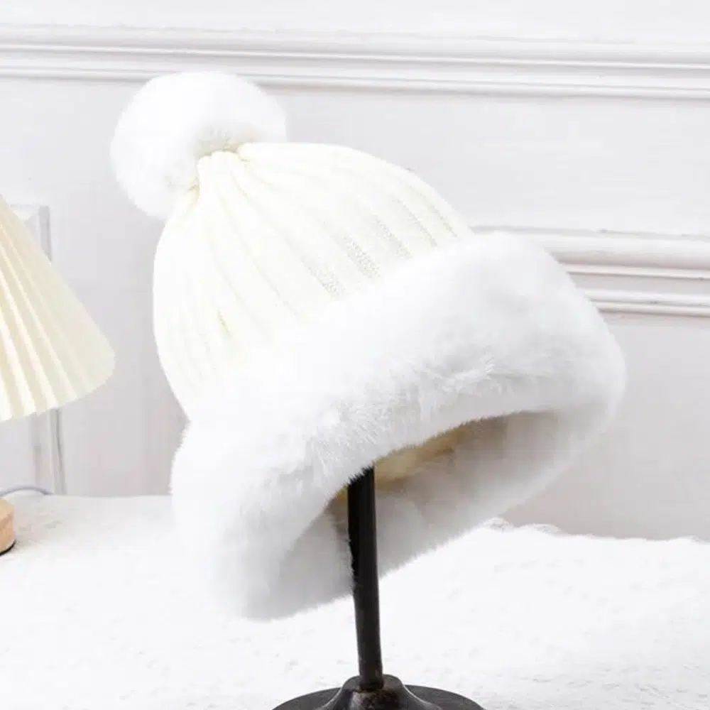 Bonnet pompon moumoute Princess Top – Image 3