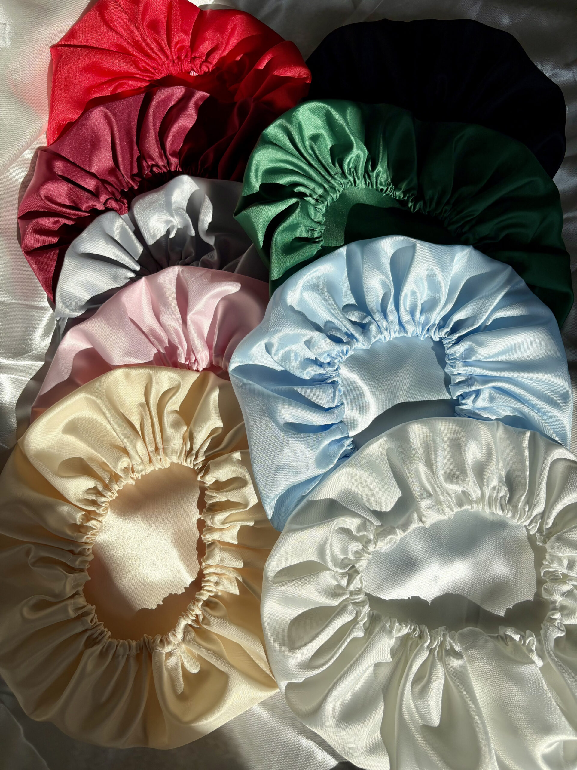 Bonnet en satin ajustable – Image 3