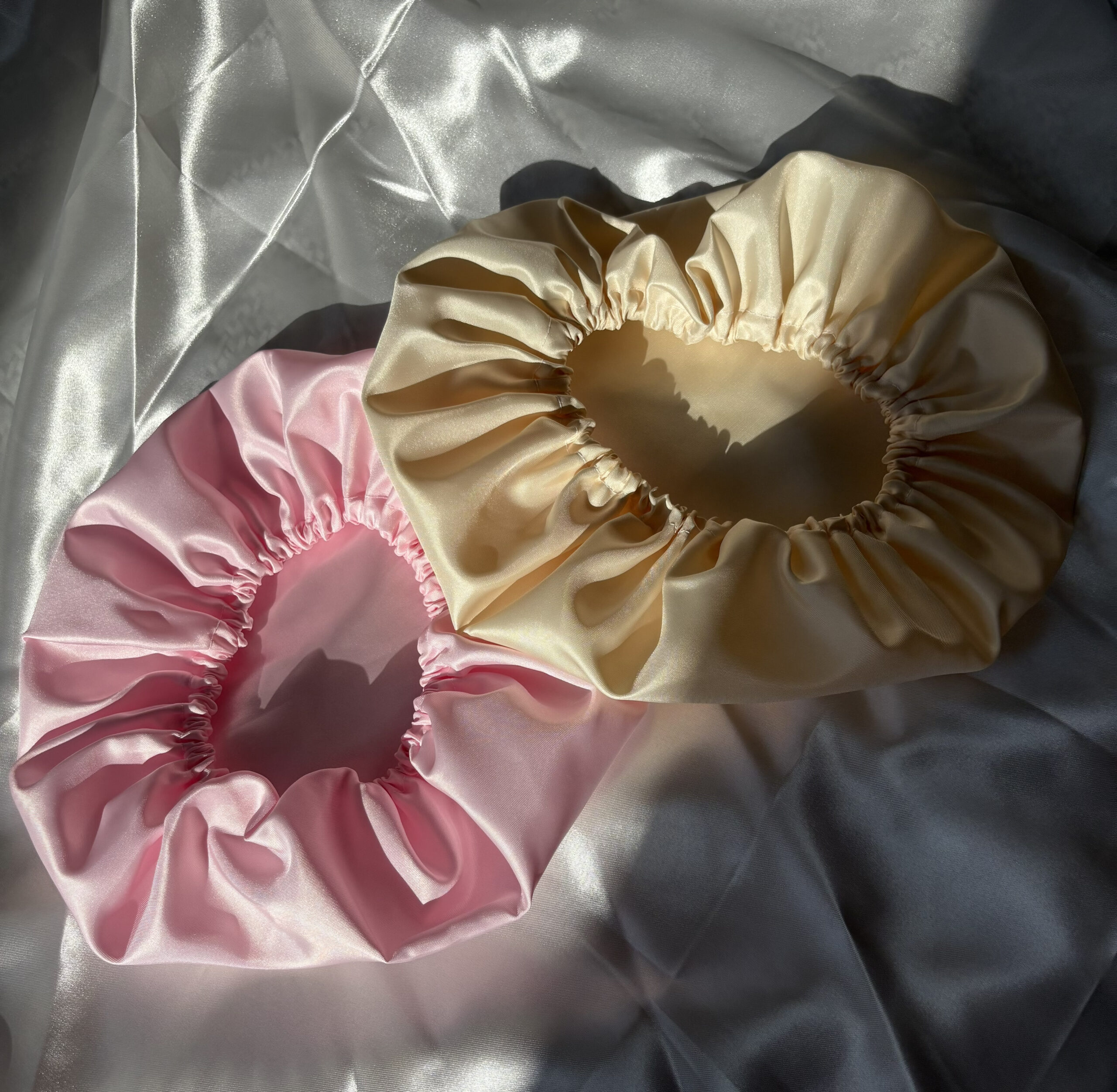 Bonnet en satin ajustable