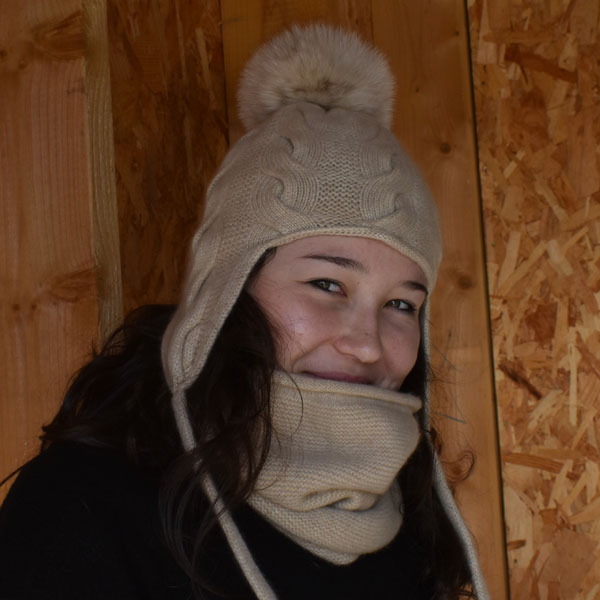 Bonnet cache oreille à pompon