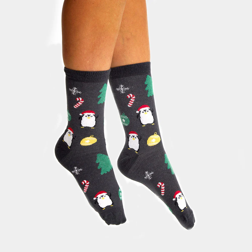 Chaussettes de Noël Unisexes Grises avec Sapins et Pingouins – Image 2