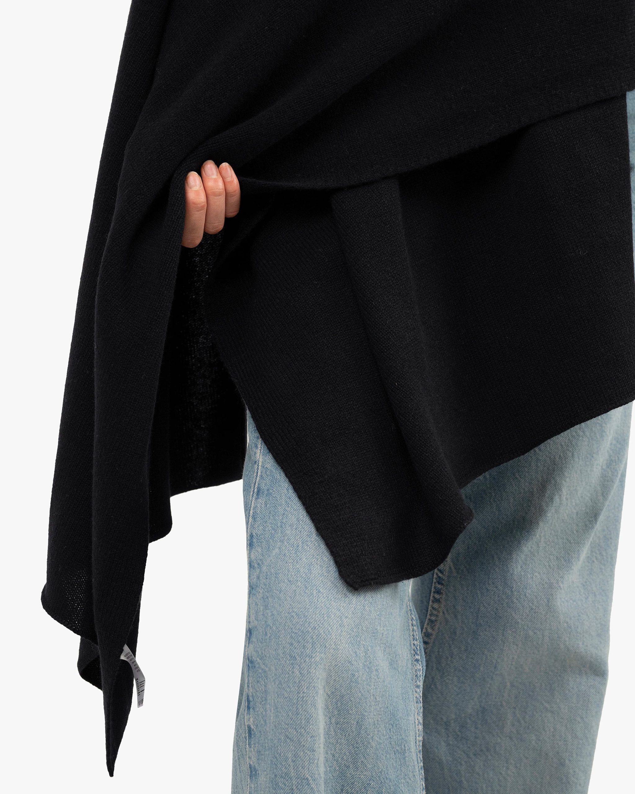Courmayeur Maxi Wrap - Black – Image 2