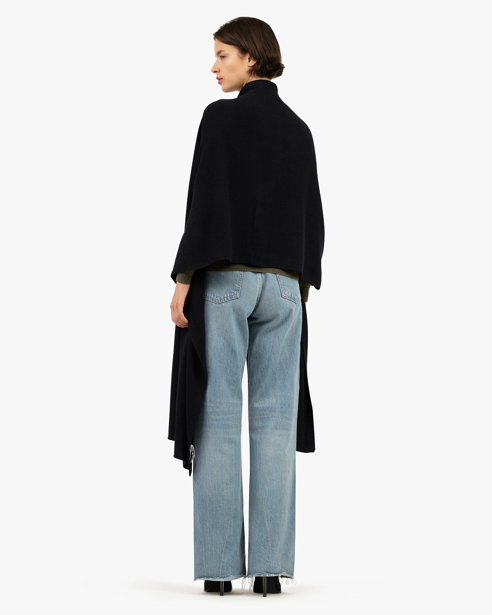 Courmayeur Maxi Wrap - Black – Image 4