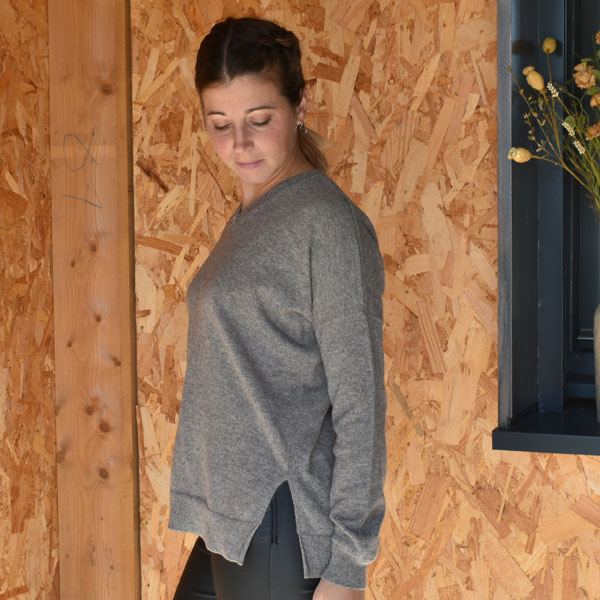 Pull classique col V en laine de yack – Image 2