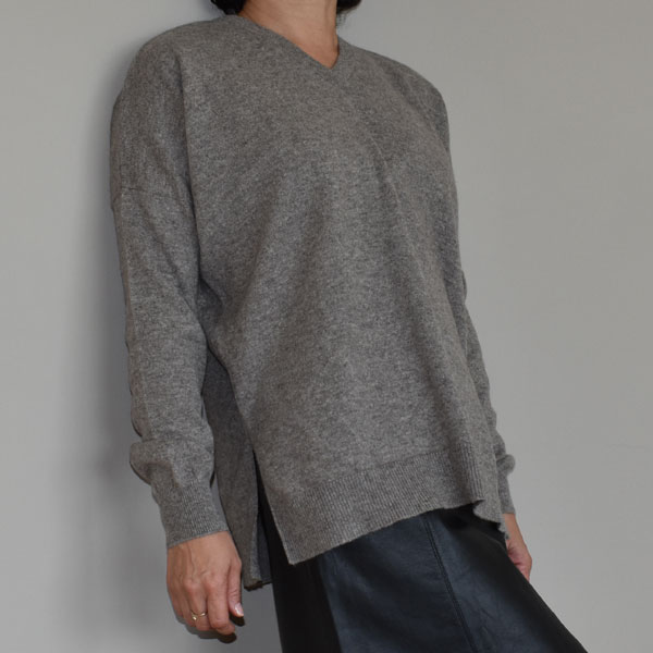 Pull classique col V en laine de yack – Image 6